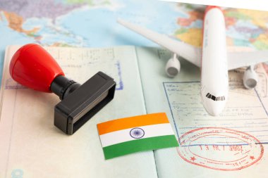 Pasaportlu Hindistan bayrağı ve seyahat için uçak.
