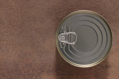 Kolayca çıkarılabilen kapağı olan bir teneke kutu tasvir edilir.