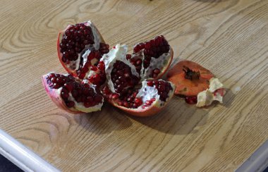 Olgun nar meyvesi parçalara ayrılmış..