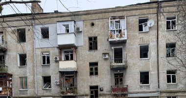 Roket saldırısından sonra yıkılan bir ev tasvir edildi.