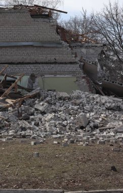 20 Mart 2022. Ukrayna, Donbas, Kramatorsk. Şehre yapılan ilk füze saldırılarından biri. Bir roket saldırısından sonra bir kamu binasının yıkılması resmedildi.