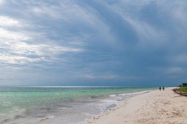Bahia Honda Key 'deki Sandspur plajı, Florida, turkuaz su ve bulutlu gökyüzü