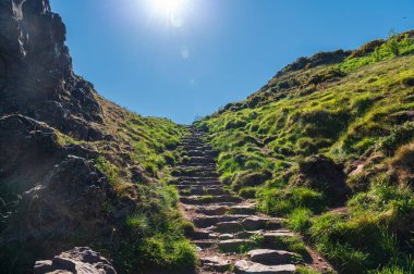 Güneşli bir günde Arthur 'un koltuğunun tepesine çıkan eski taş merdiven Holyrood Park, Edinburgh, İskoçya