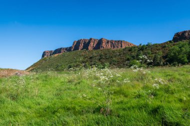 Salisbury Kayalıkları Queen 's Drive' dan izlendi, HOlyrood Park, Edinburgh, güneşli bir gün.