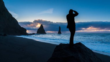 Sabahları İzlanda 'da Reynisfjara 