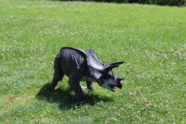 İşte Prigord Noir bölgesindeki Tursac Prehistorik Parkı 'nda hayran olduğum bir dinozor..