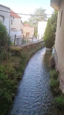 Caddelerde ve Mouleydier deresinde bir yürüyüş. Prigord 'un Dordogne bölgesinde bir köy..