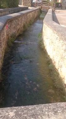 Caddelerde ve Mouleydier deresinde bir yürüyüş. Prigord 'un Dordogne bölgesinde bir köy..