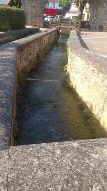 Caddelerde ve Mouleydier deresinde bir yürüyüş. Prigord 'un Dordogne bölgesinde bir köy..