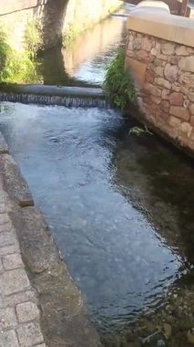 Caddelerde ve Mouleydier deresinde bir yürüyüş. Prigord 'un Dordogne bölgesinde bir köy..