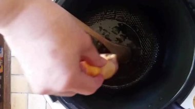 İşte ana yemeği hazırlamak için biraz tavuk budu.