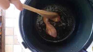 İşte ana yemeği hazırlamak için biraz tavuk budu ve soğan.