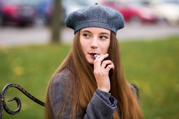 Adolescente Vacilante Jovem Muito Branca Branca Adolescente Boina Cinza Fumando — Fotografia de Stock