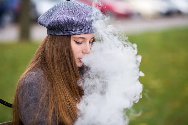 Vaping Teenager Young Pretty White Caucasian Teenage Girl Gray Beret — Stock Photo, Image