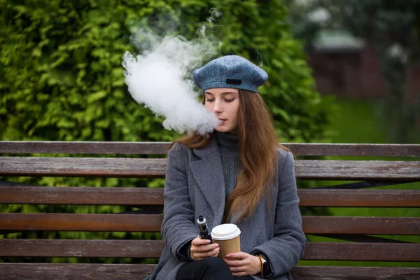 Vaping Teenager Mladá Hezká Bílá Běloška Šedém Baretu Která Podzim Royalty Free Stock Fotografie