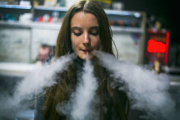 Vaping Teenager Mladá Hezká Běloška Dlouhými Vlasy Kouří Elektronickou Cigaretu — Stock fotografie