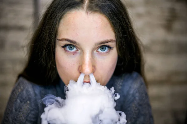 Vaping Teenager Young Pretty White Caucasian Teenage Girl Long Hair — Stock Photo, Image