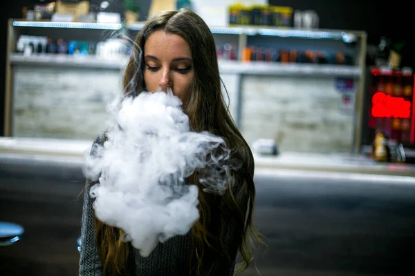 Vaping Teenager Mladá Hezká Běloška Dlouhými Vlasy Kouří Elektronickou Cigaretu Stock Fotografie