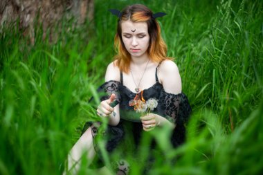 Genç ve güzel büyücü bir yaz günü yeşil bir ormanda bir tören düzenler. Modern cadılık..