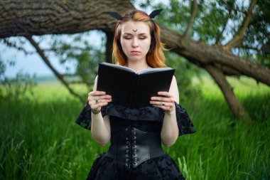 Genç ve güzel büyücü bir yaz günü yeşil bir ormanda bir tören düzenler. Modern cadılık..