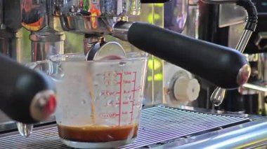 Kahve makinesinin yakın plan baristası. kahve makinası yapıyor. Kafe seçici odak noktasında profesyonel kahve ile birlikte.