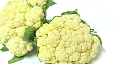 Karnabahar beyaz arkaplanda izole.