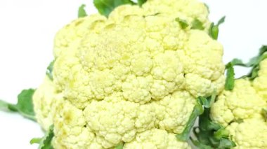 Karnabahar beyaz arkaplanda izole.