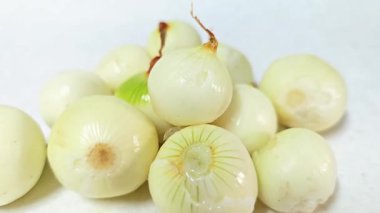 Beyaz arka planda izole edilmiş taze çiğ soğanlar..