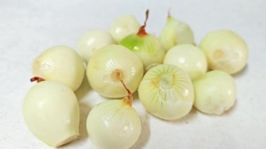 Beyaz arka planda izole edilmiş taze çiğ soğanlar..