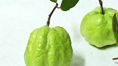 beyaz arkaplanda izole edilmiş taze guava.