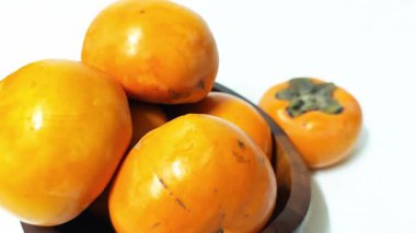  Beyaz arka plan üzerinde izole lezzetli taze hurma meyve. 