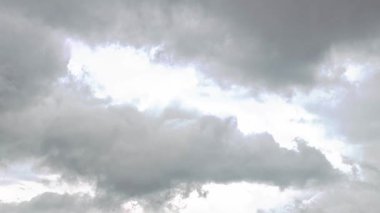 bulutlu gökyüzü yaz aylarında koyu gri yağmurlu bulutlar.