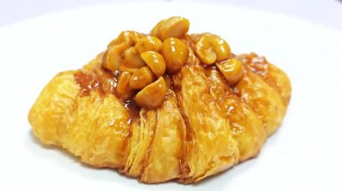 Makadamia kruvasan tabağını kapat..