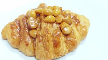 Makadamia kruvasan tabağını kapat..