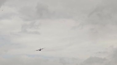 Uçak gökyüzünde uçuyor..