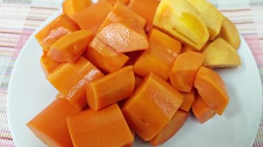 Bir tabakta soyulmuş ve doğranmış papaya..