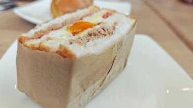 Yumurtalı, domatesli taze sandviç..