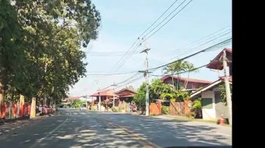 Güç direkleri yol kenarında güzel bir çizgide duruyor..