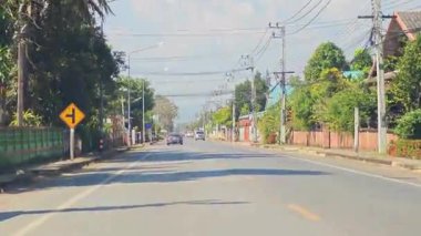 Yol manzaralı yol manzarası, yol boyunca sıralanmış elektrik direkleriyle huzurlu bir kırsal alan