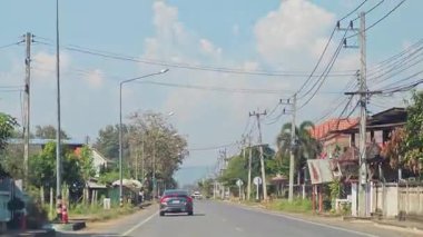 Yol kenarı manzaralı, yol boyunca elektrik direkleriyle.