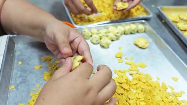 Mısır gevreği kurabiyeleri lezzetli ve iştah açıcı görünüyor..