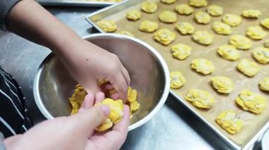 Mısır gevreği kurabiyeleri lezzetli ve iştah açıcı görünüyor..