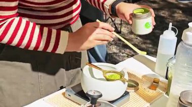 Yeşil çayın bir fincanda demlenmesi sakin bir yaşam tarzı ve sağlıklı bir içecek konseptini yansıtıyor..