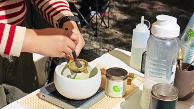 Dikkatlice bir fincanda yeşil çay demleyip rahatlatıcı ayini ve taze çay aromasını vurguluyorum..