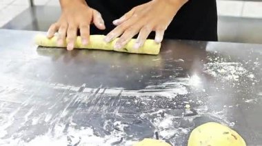 Pişirme işlemi sırasında el şekli ve kurabiye hamuru kesimi.