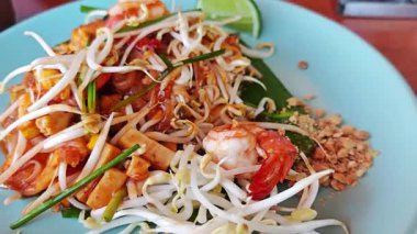 Lezzetli karidesli Pad Thai, kızarmış pirinç eriştesi, tofu ve sebze..