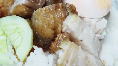 Beyaz pirinçli gevrek domuz eti, geleneksel Tayland mutfağı..