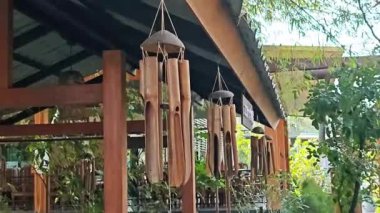 El yapımı bambu rüzgârları rüzgarda hafifçe sallanıyor..