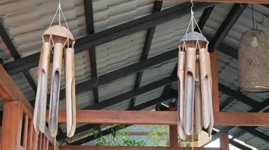 Doğal bambu rüzgar çanları dışarıda sakin ve rahatlatıcı bir atmosfer yaratır..