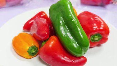 Renkli biberler çekici bir sunum oluşturuyor..